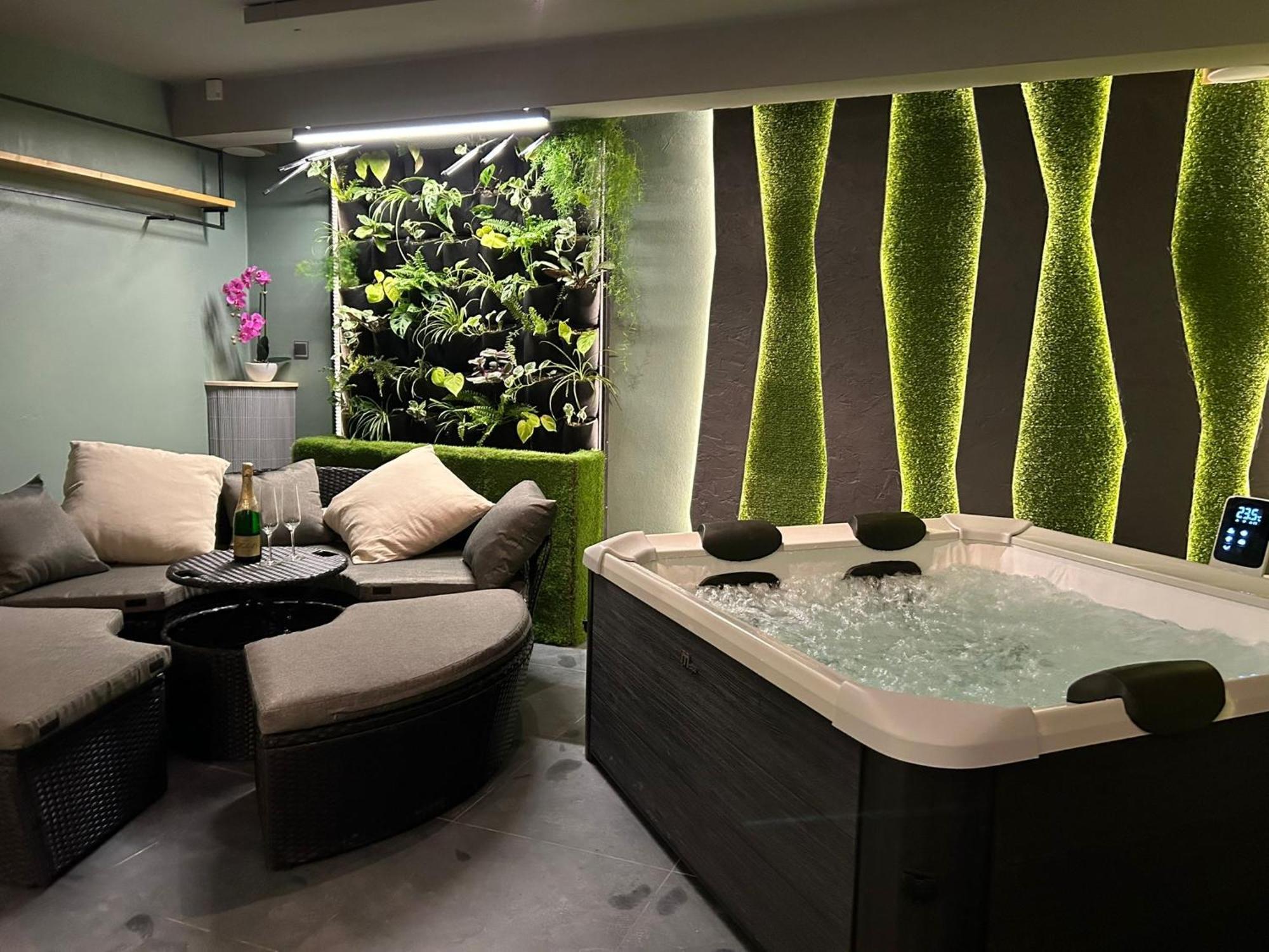 Leo Apartment Suite & Private Spa Zone - Old City ブラチスラヴァ エクステリア 写真