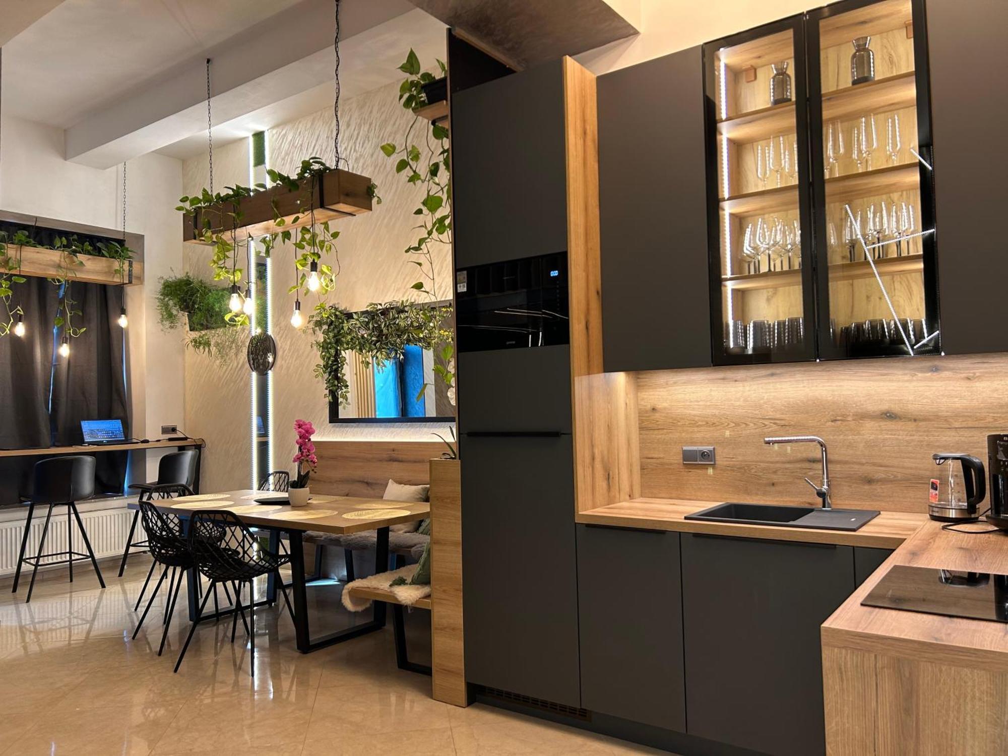 Leo Apartment Suite & Private Spa Zone - Old City ブラチスラヴァ エクステリア 写真