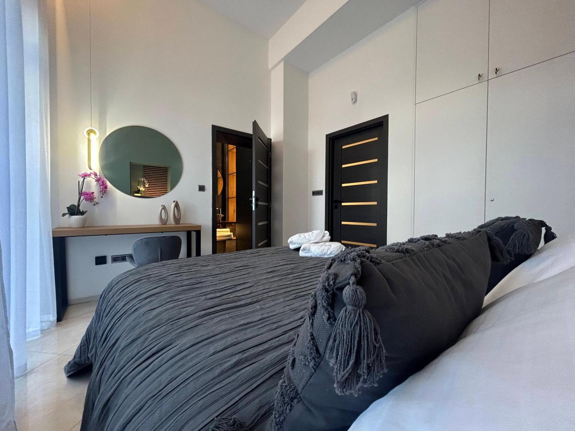 Leo Apartment Suite & Private Spa Zone - Old City ブラチスラヴァ エクステリア 写真