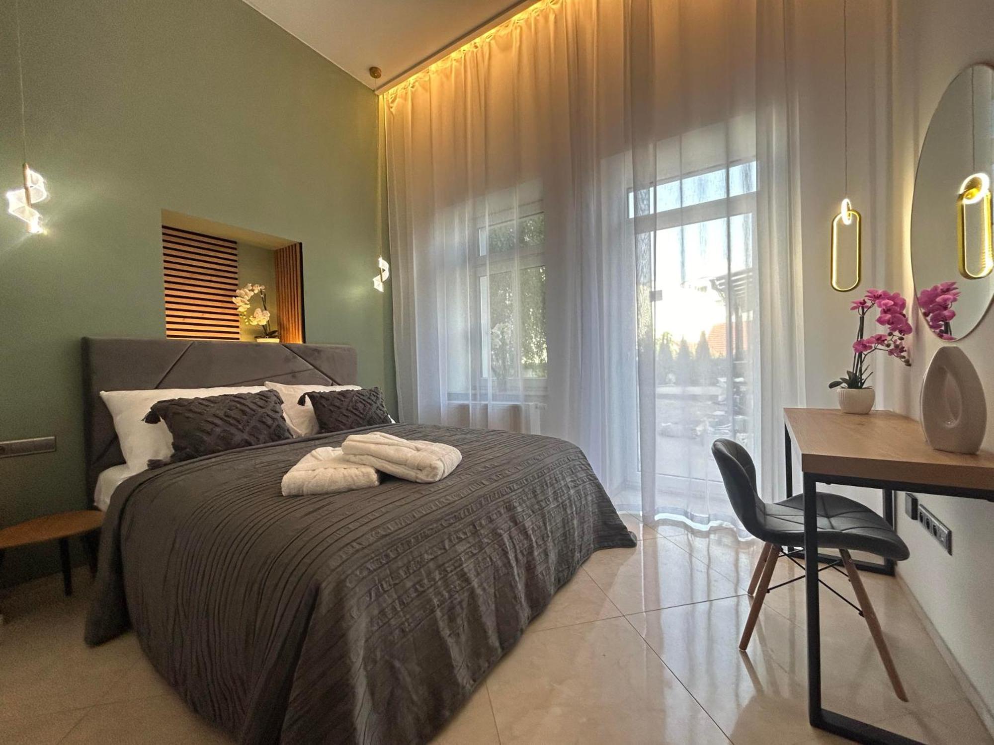Leo Apartment Suite & Private Spa Zone - Old City ブラチスラヴァ エクステリア 写真