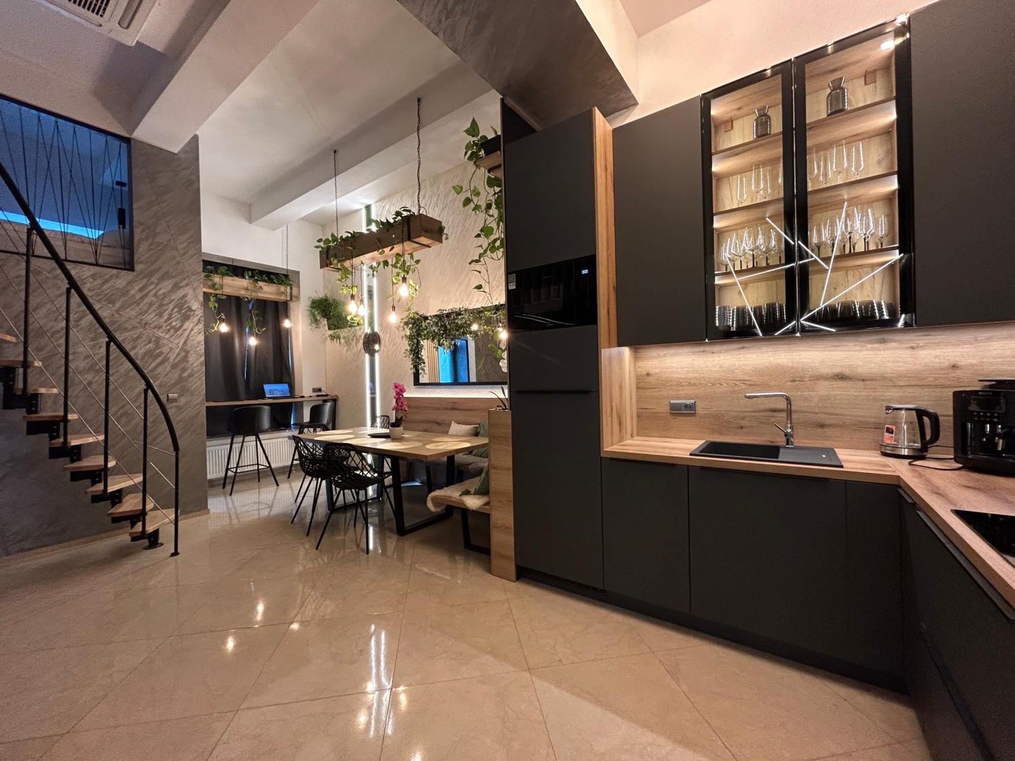 Leo Apartment Suite & Private Spa Zone - Old City ブラチスラヴァ エクステリア 写真