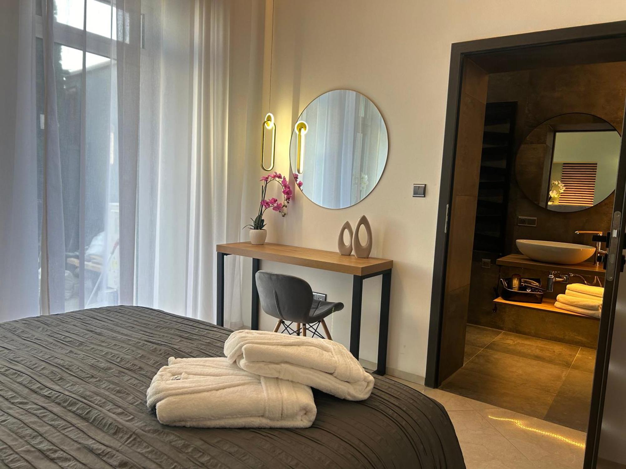 Leo Apartment Suite & Private Spa Zone - Old City ブラチスラヴァ エクステリア 写真