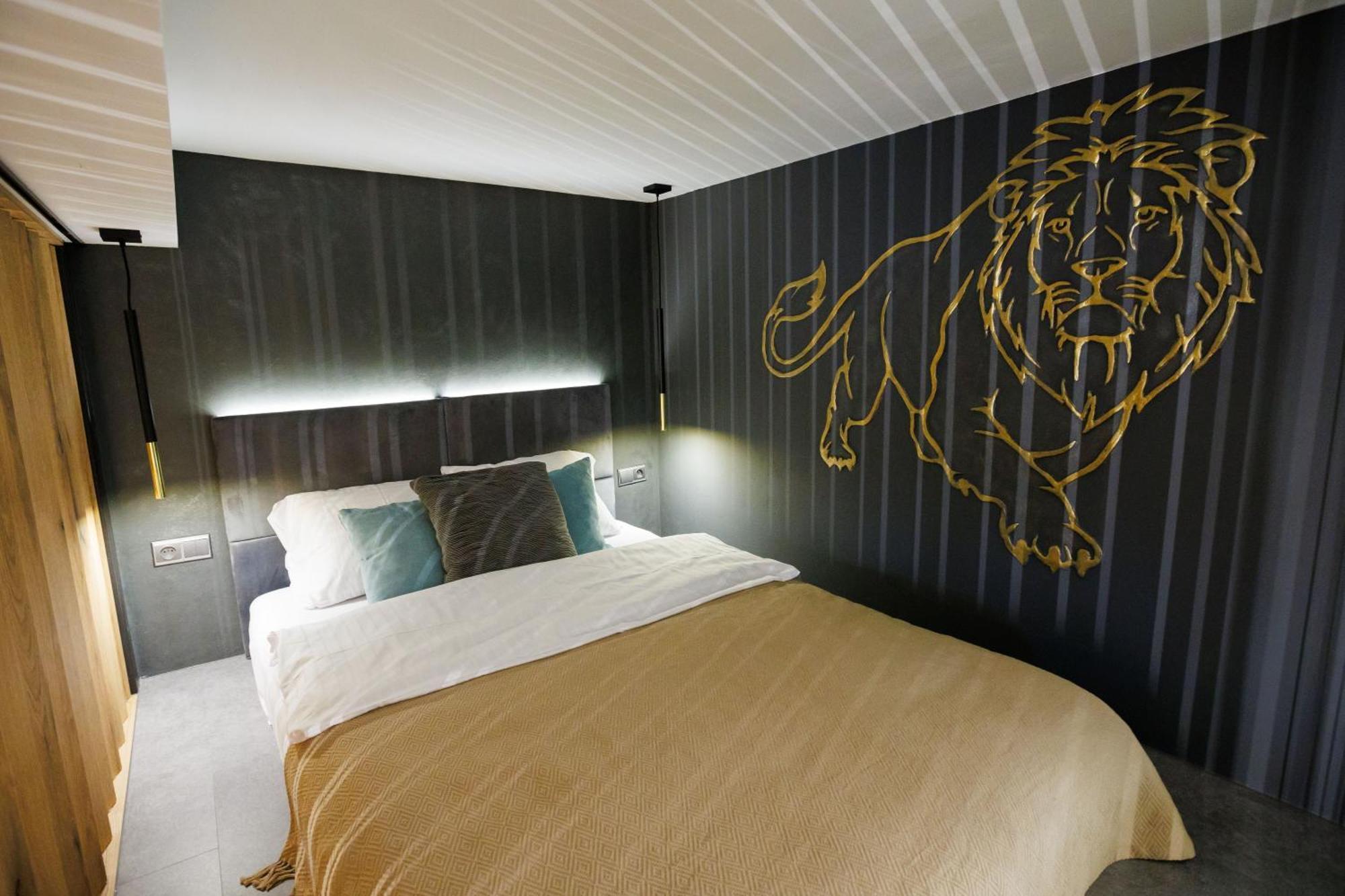 Leo Apartment Suite & Private Spa Zone - Old City ブラチスラヴァ エクステリア 写真
