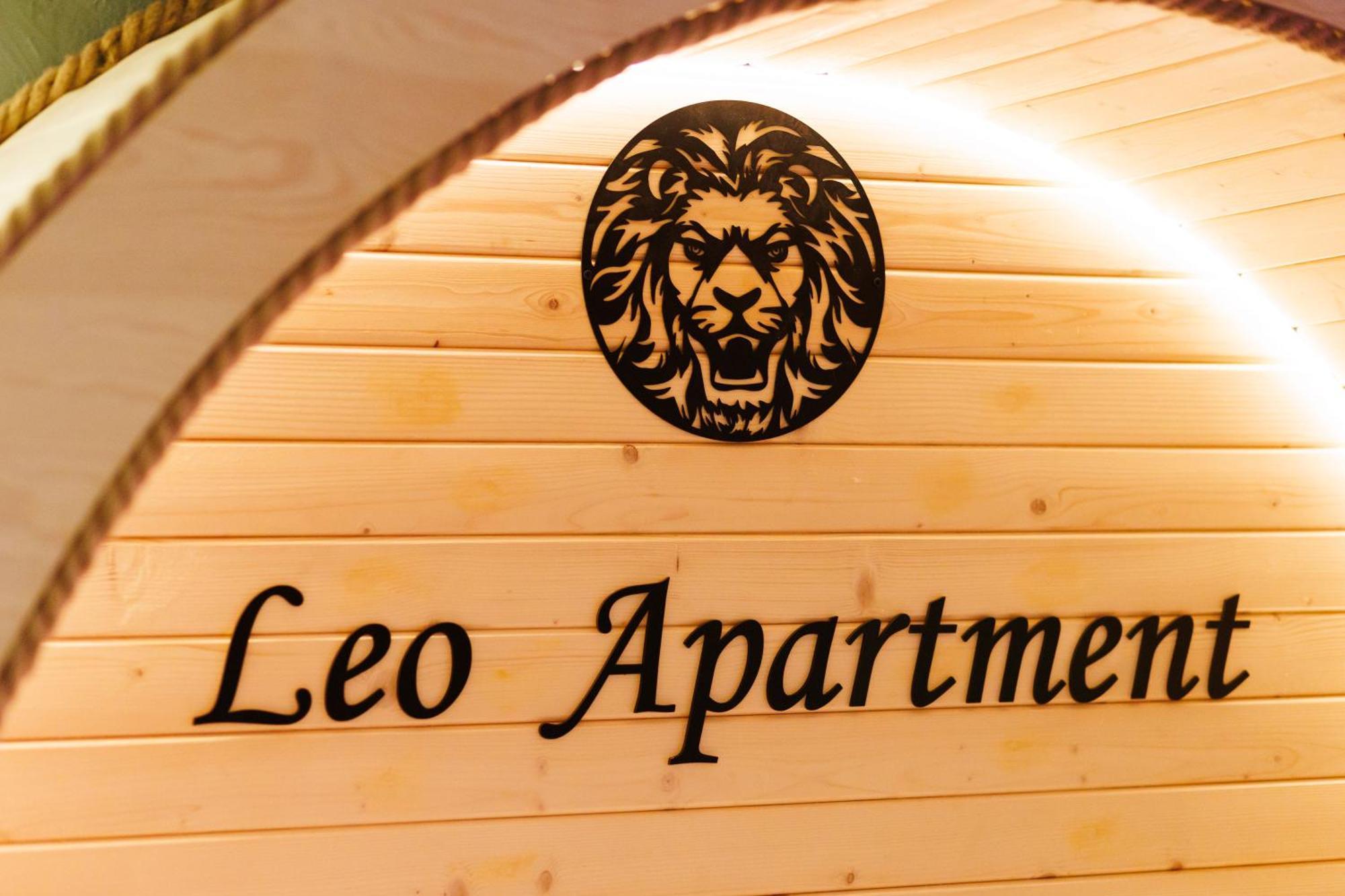 Leo Apartment Suite & Private Spa Zone - Old City ブラチスラヴァ エクステリア 写真