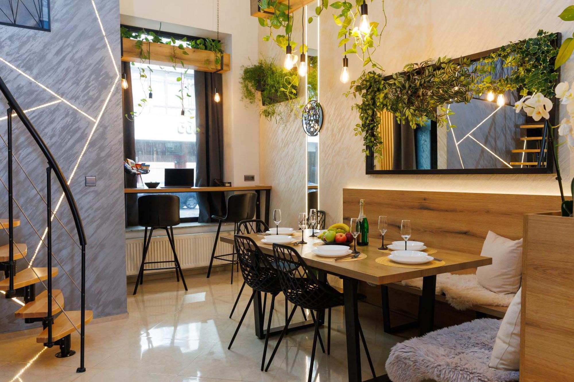 Leo Apartment Suite & Private Spa Zone - Old City ブラチスラヴァ エクステリア 写真