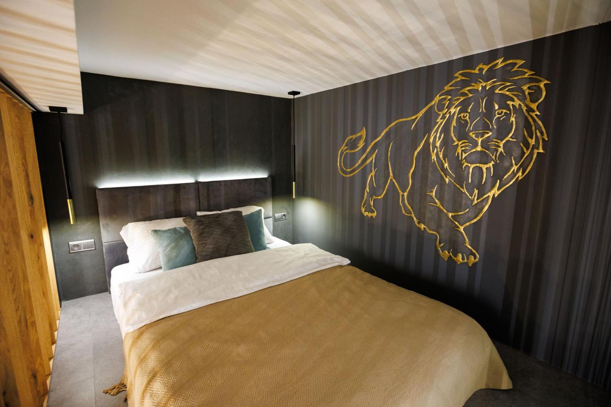 Leo Apartment Suite & Private Spa Zone - Old City ブラチスラヴァ エクステリア 写真
